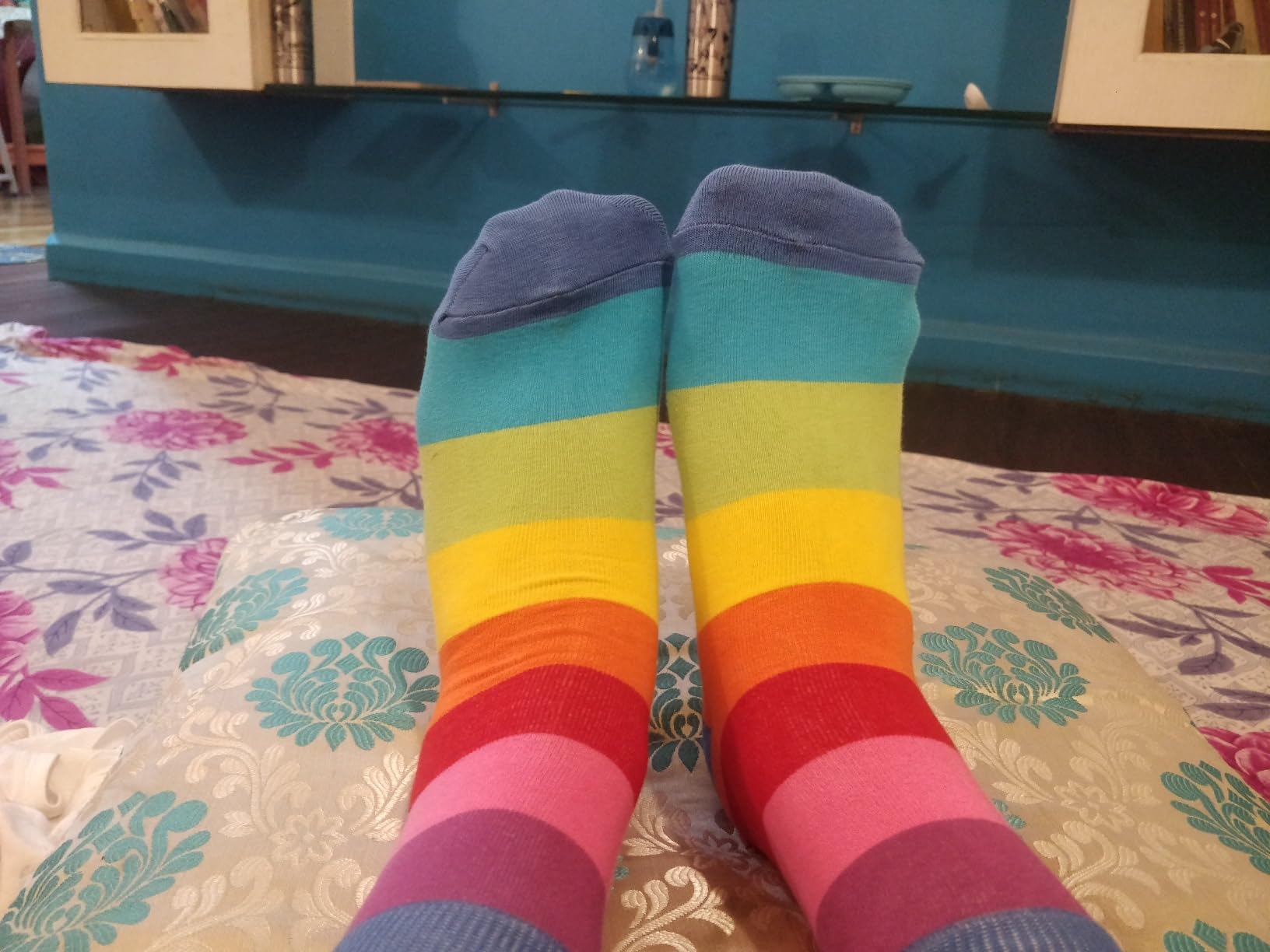 Customer wearing Jumplings full rainbow knee-high socks